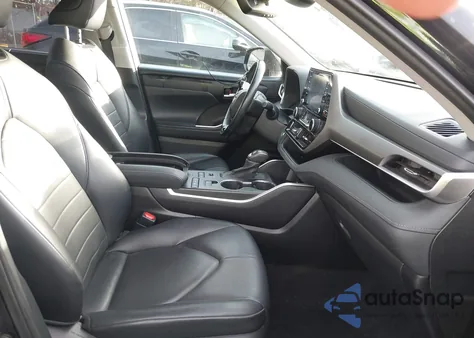 2021 Toyota Highlander Xle z USA, uszkodzony, nr VIN 5TDGZRBH7MS083490